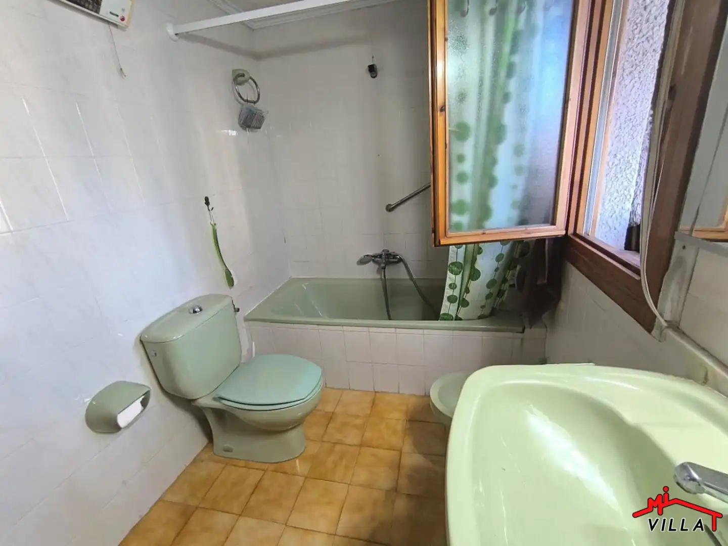 Badezimmer von Wohnung zum Verkauf in Colindres mit Heizung, Terrasse und Abstellraum