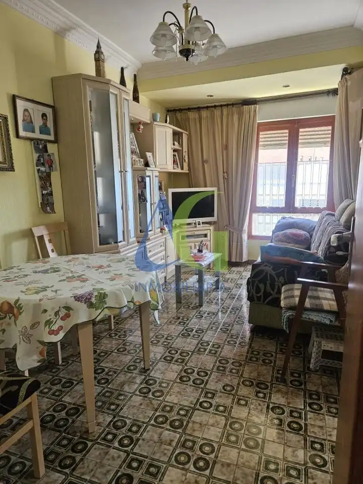 Sala d'estar de Pis en venda en San Andrés del Rabanedo amb Calefacció, Traster i Moblat