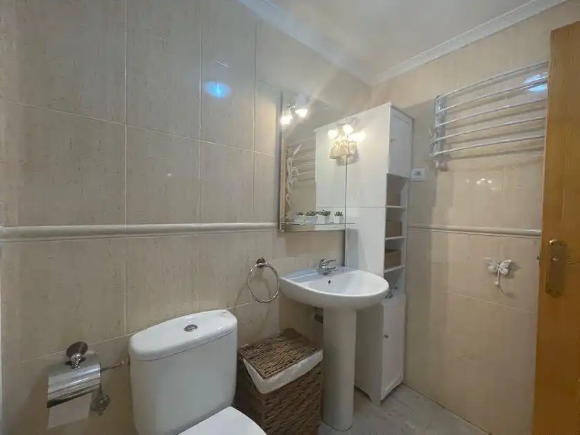 Bany de Apartament en venda en Torrevieja amb Aire condicionat, Terrassa i Moblat