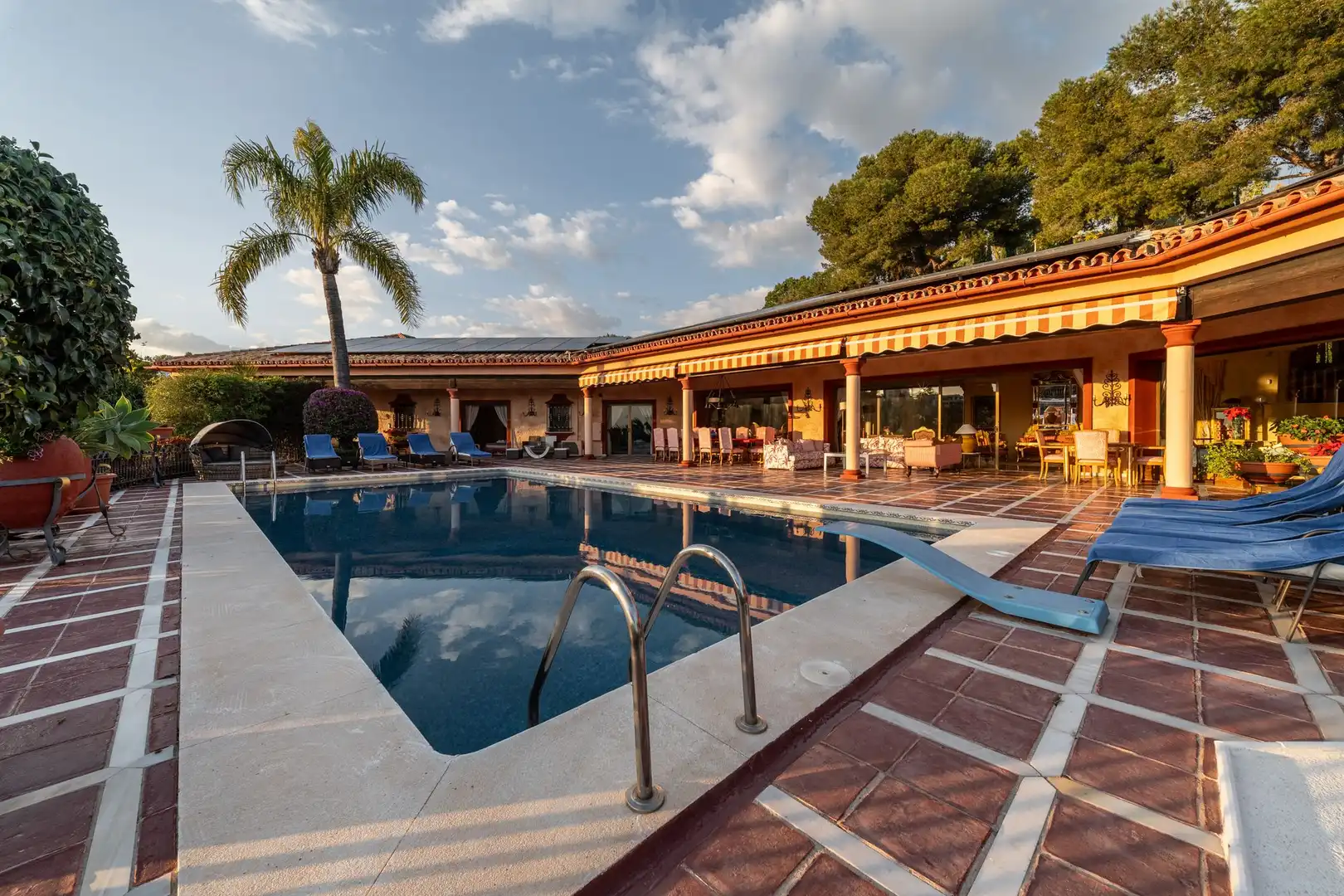 Swimming pool of Country homes for sale in Benahavís  with Terrace and Furnished