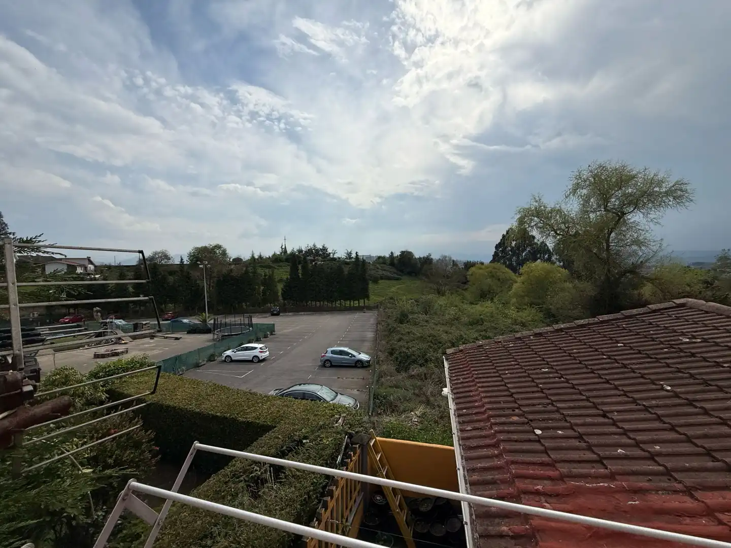 Vista exterior de Casa o xalet en venda en Oviedo  amb Jardí privat