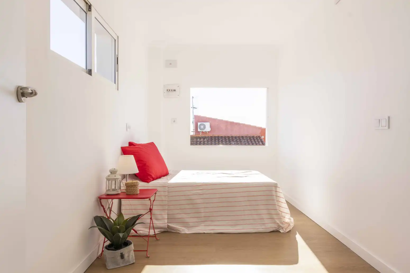 Dormitori de Casa o xalet en venda en La Pobla de Vallbona amb Jardí privat i Piscina