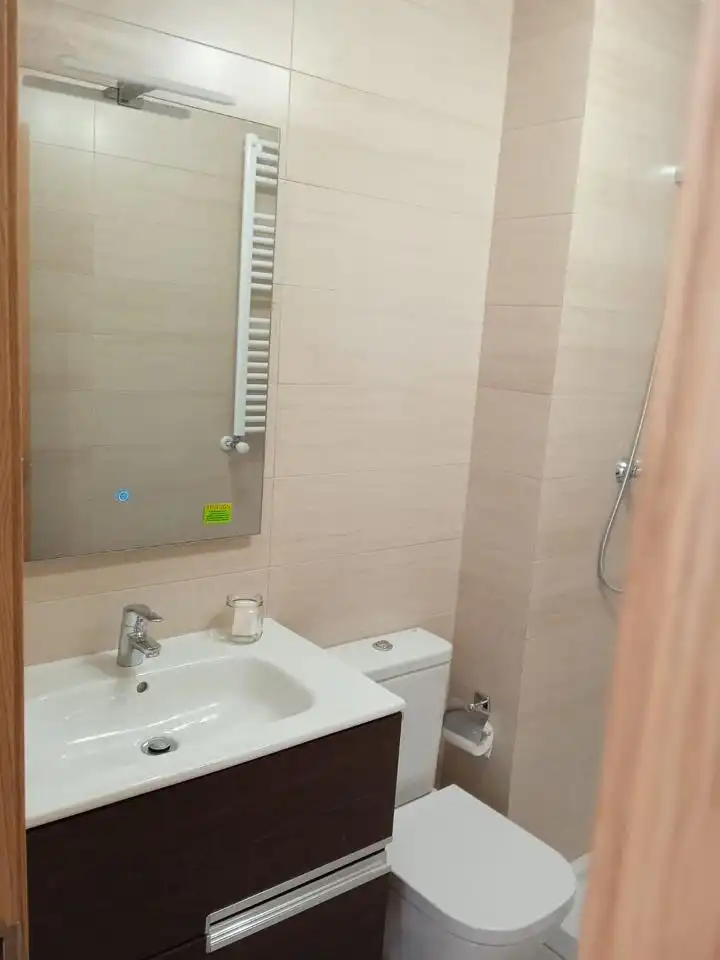 Baño de Piso de alquiler en Santiago de Compostela  con Calefacción, Terraza y Amueblado