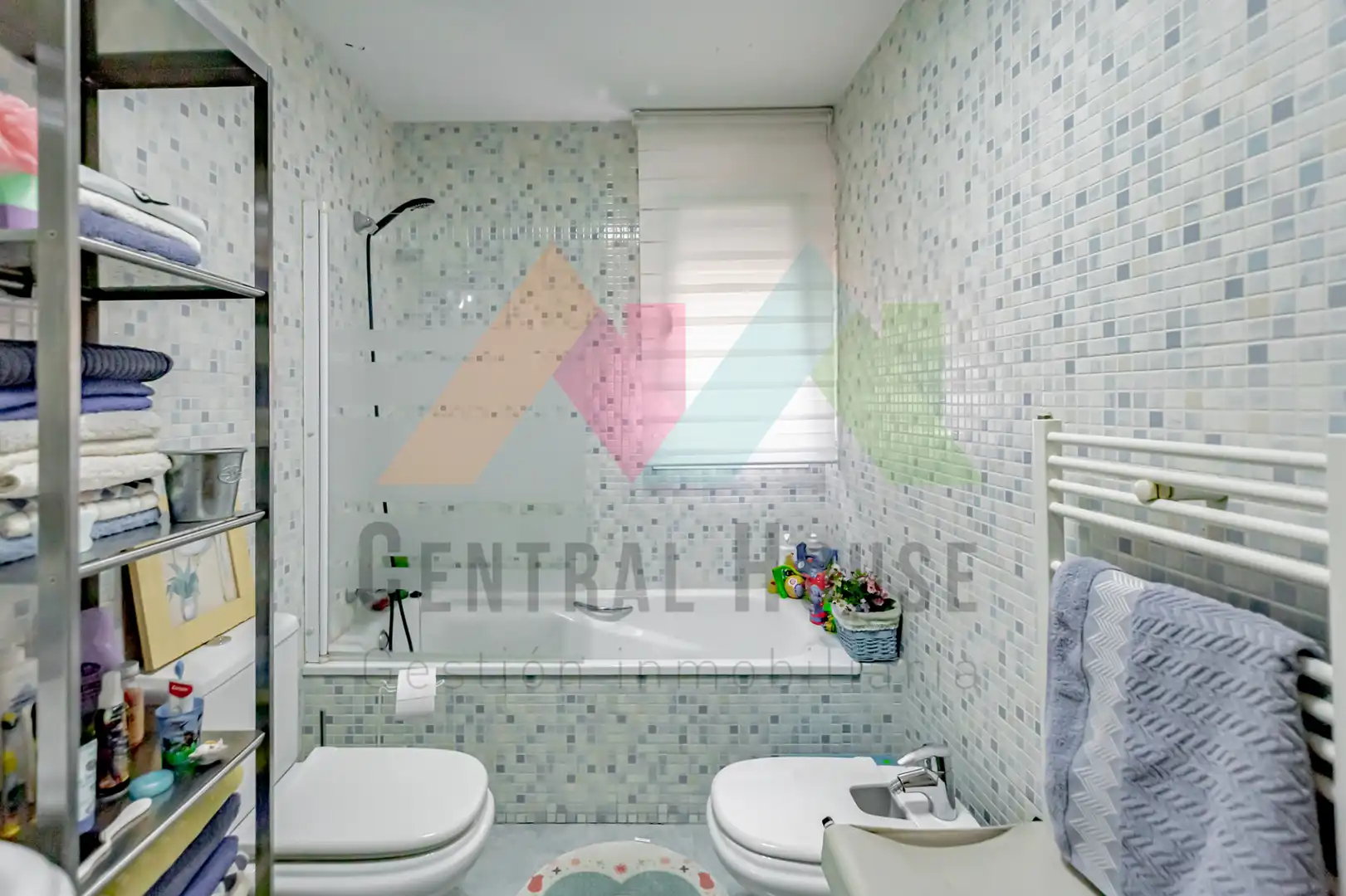 Baño de Casa adosada en venta en Guadalajara con Aire acondicionado, Calefacción y Jardín privado