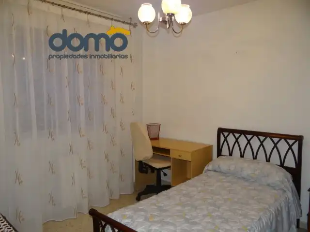 Schlafzimmer von Wohnung zur untervermieten in Granada mit Heizung, Möbliert und Waschmaschine