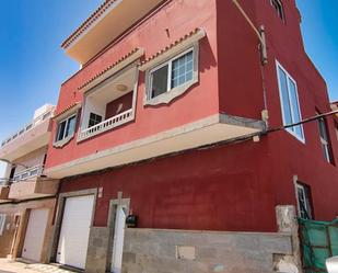 Vista exterior de Casa adosada en venda en Arucas amb Terrassa i Balcó