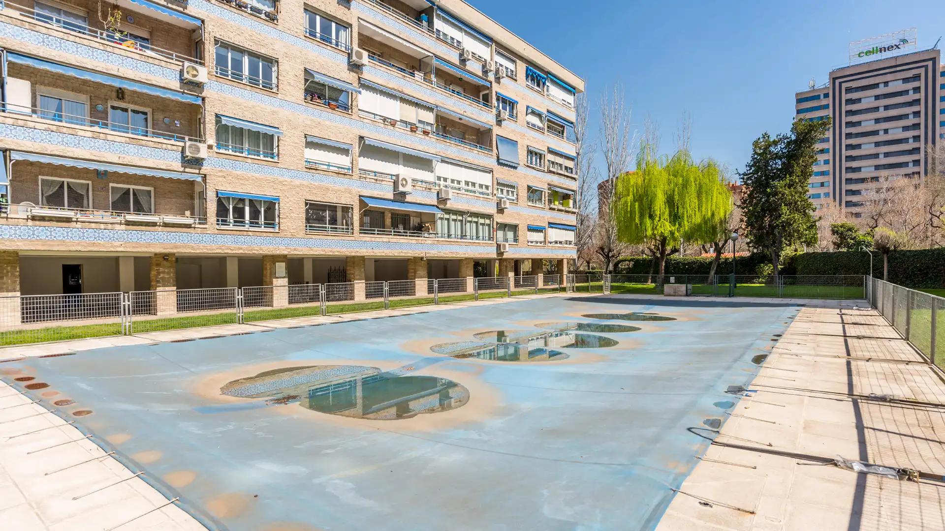 Swimming pool of Flat for sale in  Madrid Capital  with Air Conditioner, Heating and Community pool