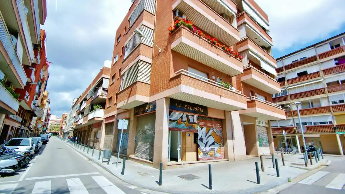 Vista exterior de Local en venta en L'Hospitalet de Llobregat