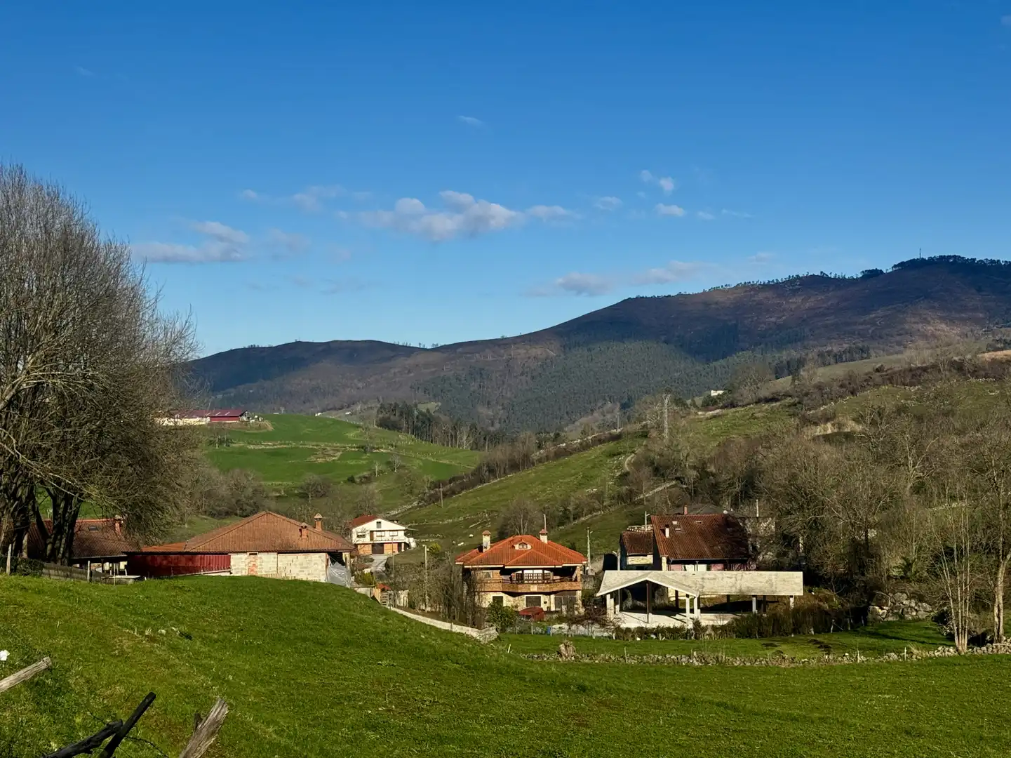 Vista exterior de Casa o xalet en venda en Villafufre amb Jardí privat