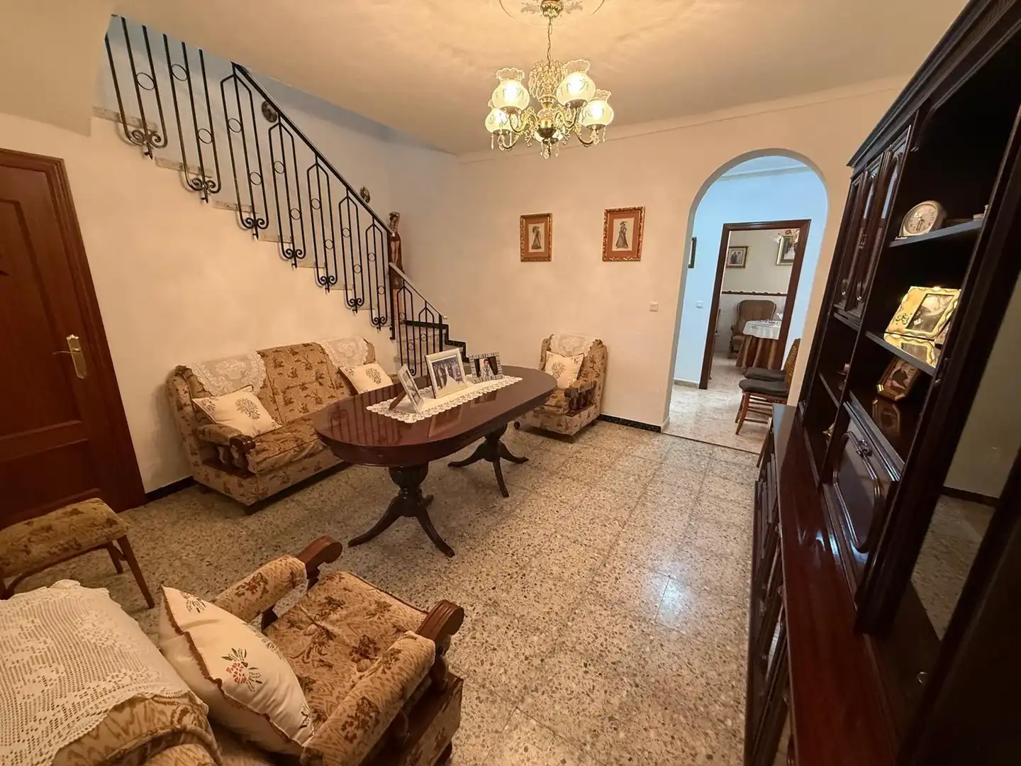 Sala d'estar de Casa o xalet en venda en Encinas Reales amb Moblat i Balcó