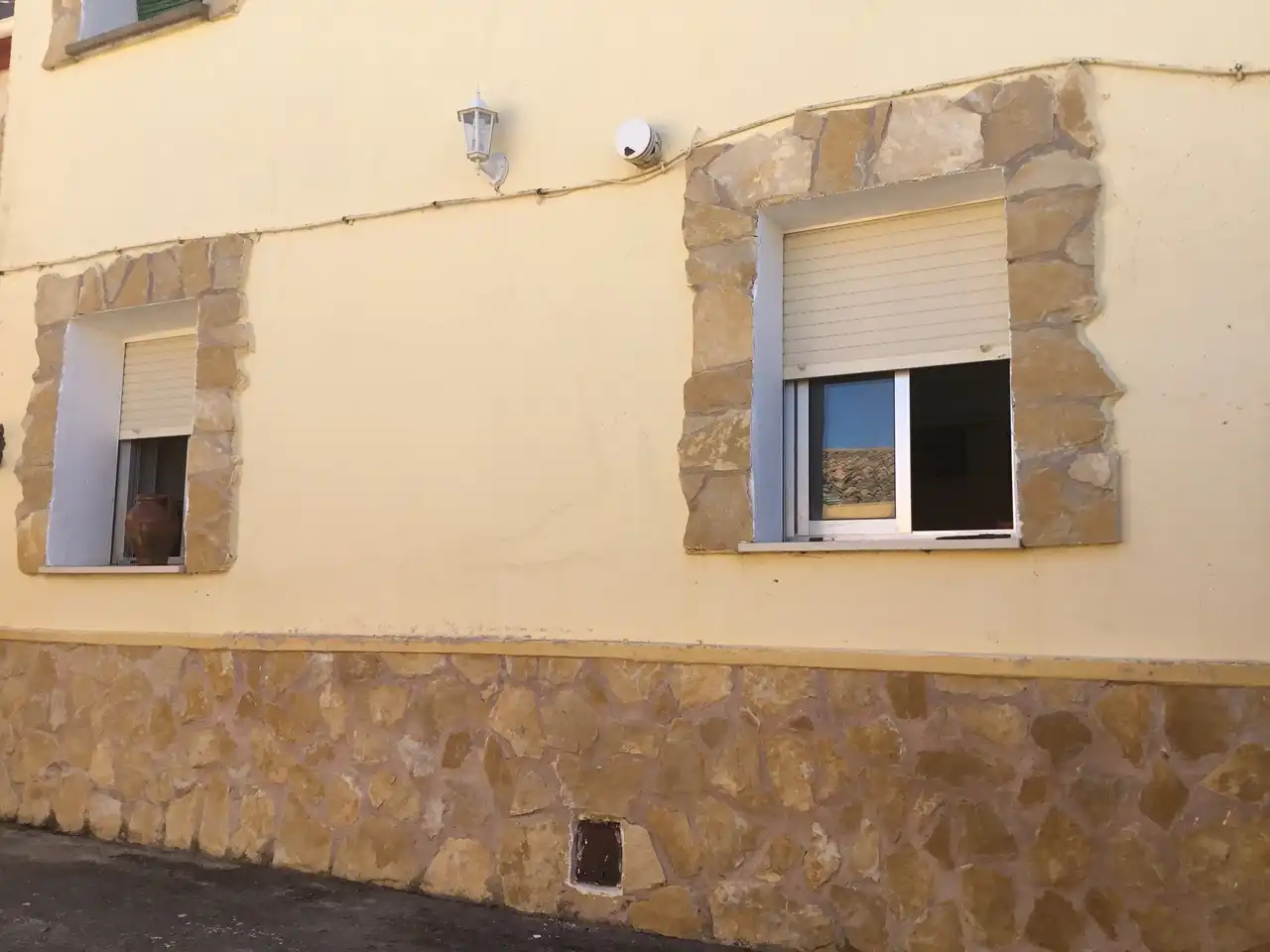 Vista exterior de Casa adosada en venda en Villamayor de los Montes amb Calefacció, Parquet i Moblat