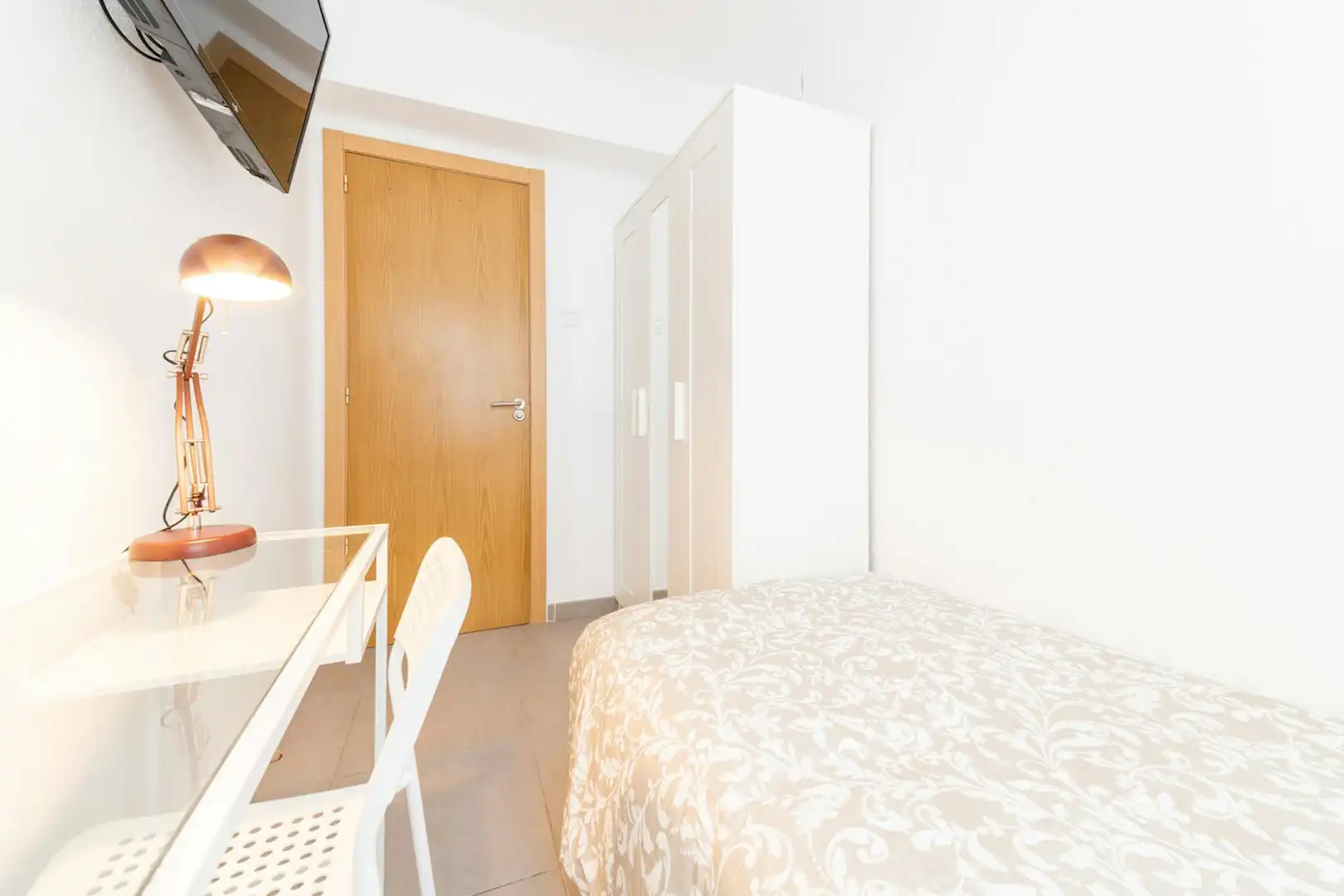 Schlafzimmer von Wohnung zur untervermieten in Valencia mit Möbliert, Waschmaschine und Fernseher