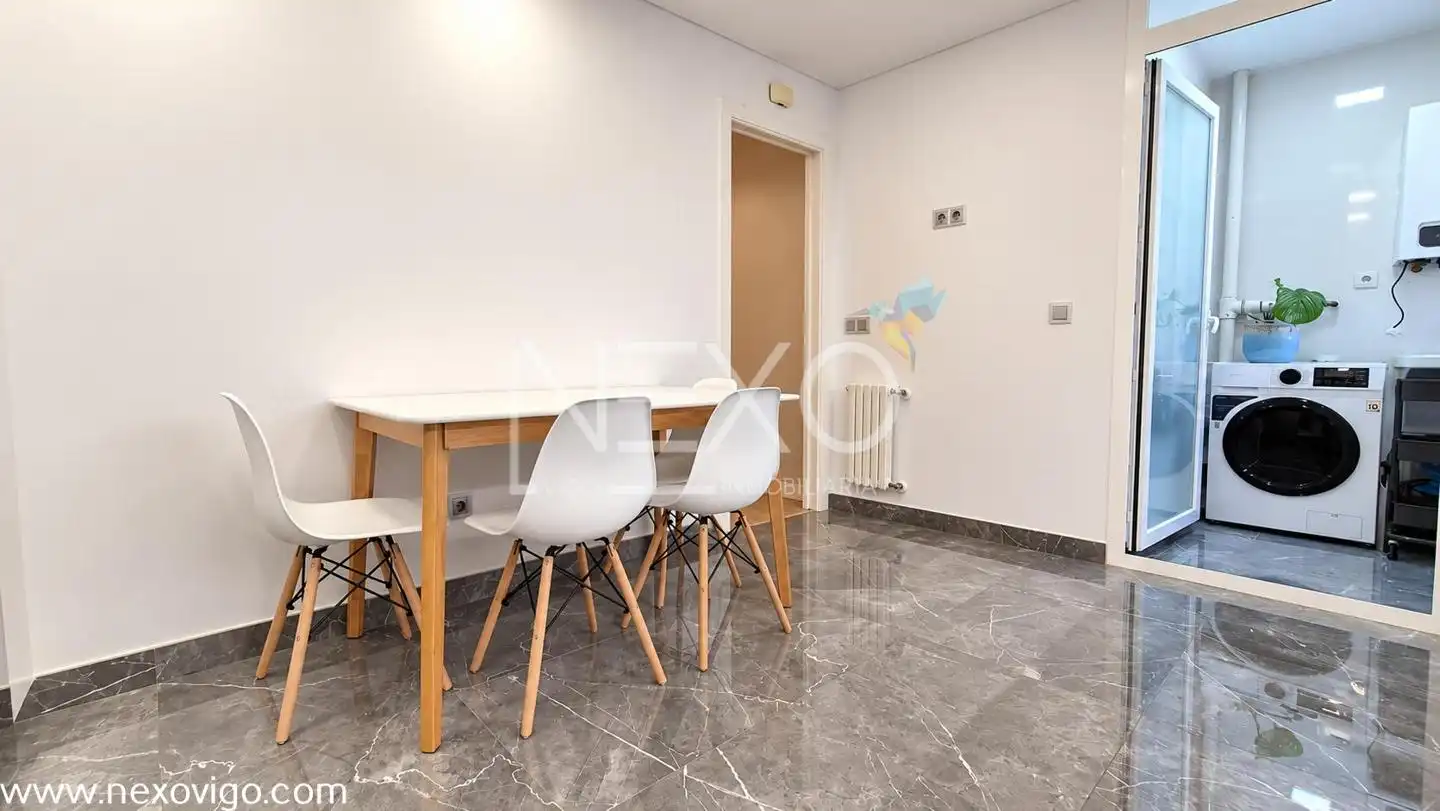 Comedor de Piso en venta en Vigo  con Calefacción, Trastero y Amueblado