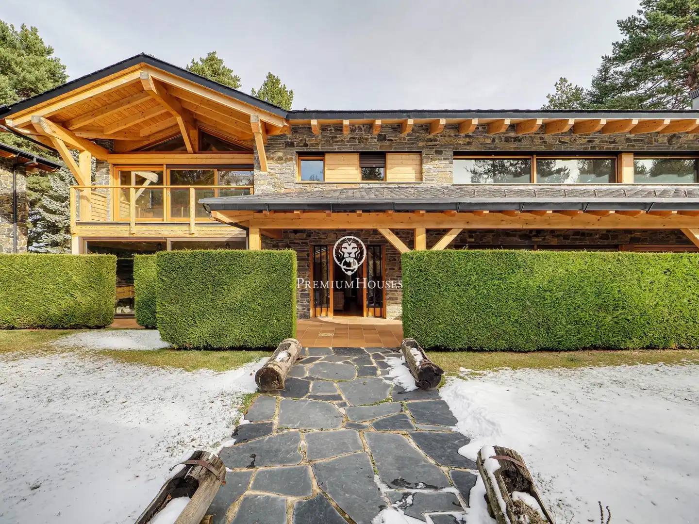 Vista exterior de Casa o xalet en venda en Alp amb Calefacció, Jardí privat i Parquet