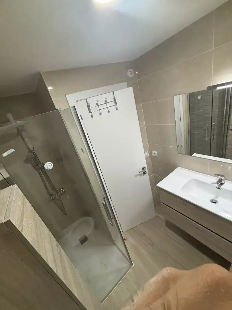 Bathroom of Flat for rent in Vigo   with Private garden, Parquet flooring and Storage room