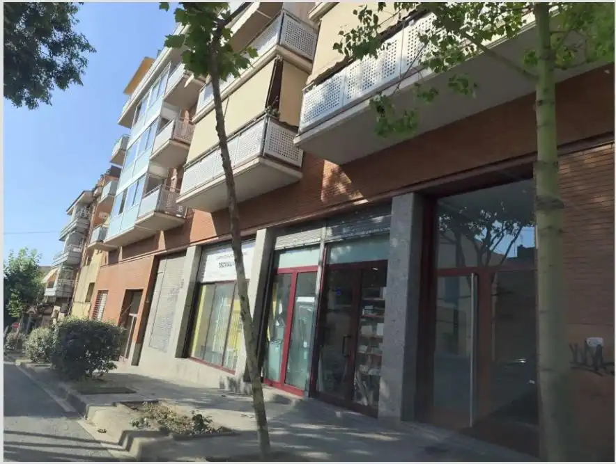 Vista exterior de Local en venta en Badalona