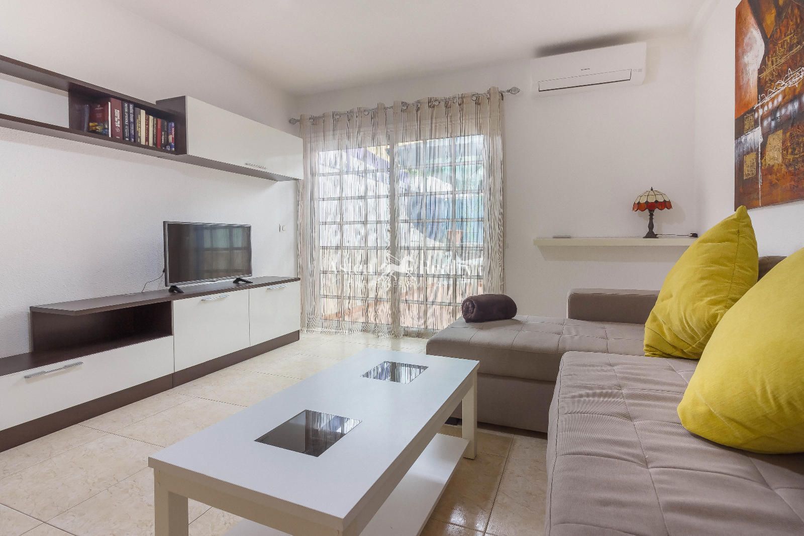Sala d'estar de Casa adosada en venda en Adeje amb Aire condicionat, Terrassa i Piscina