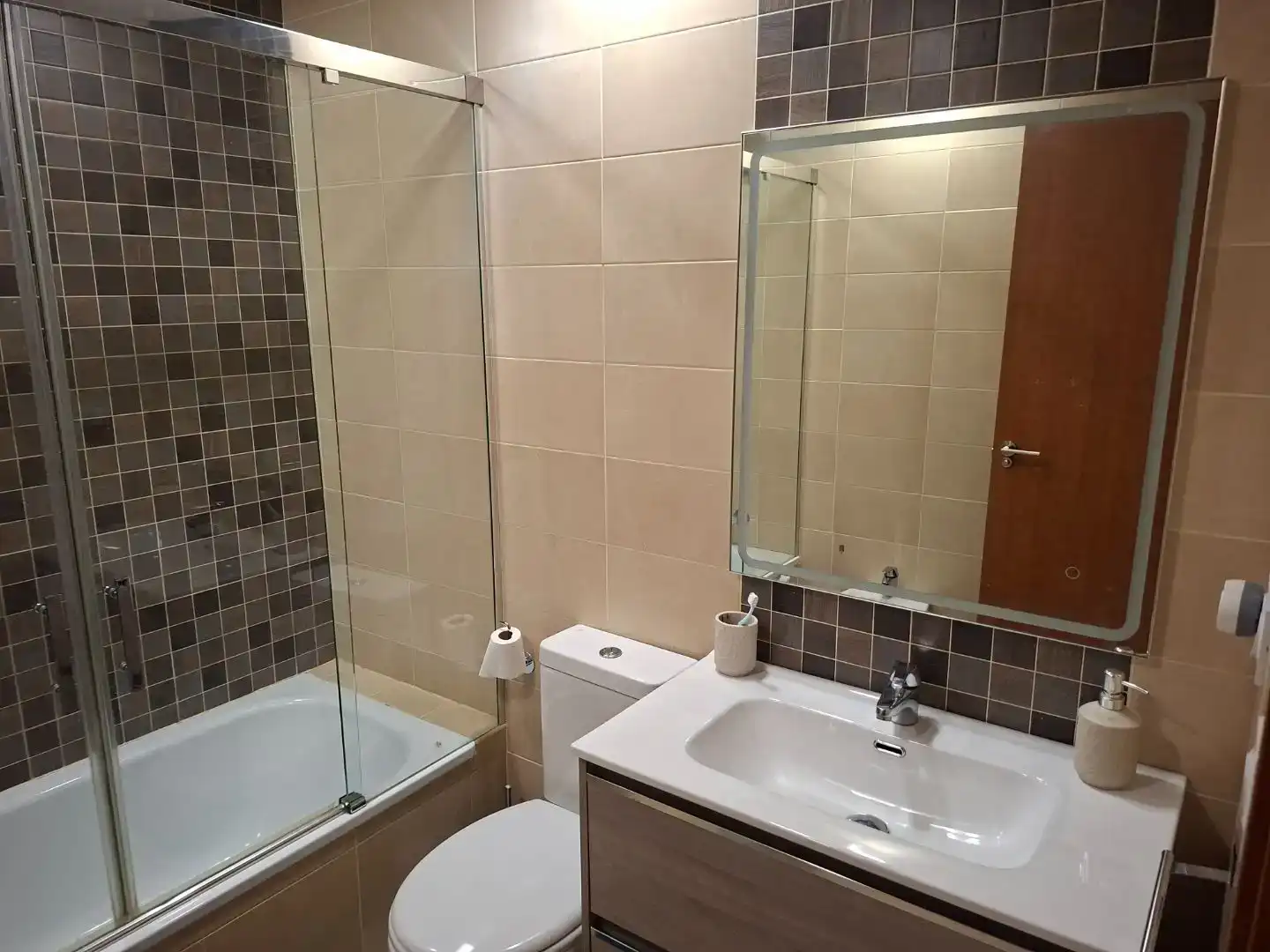 Baño de Piso para compartir en Dos Hermanas con Aire acondicionado y Amueblado