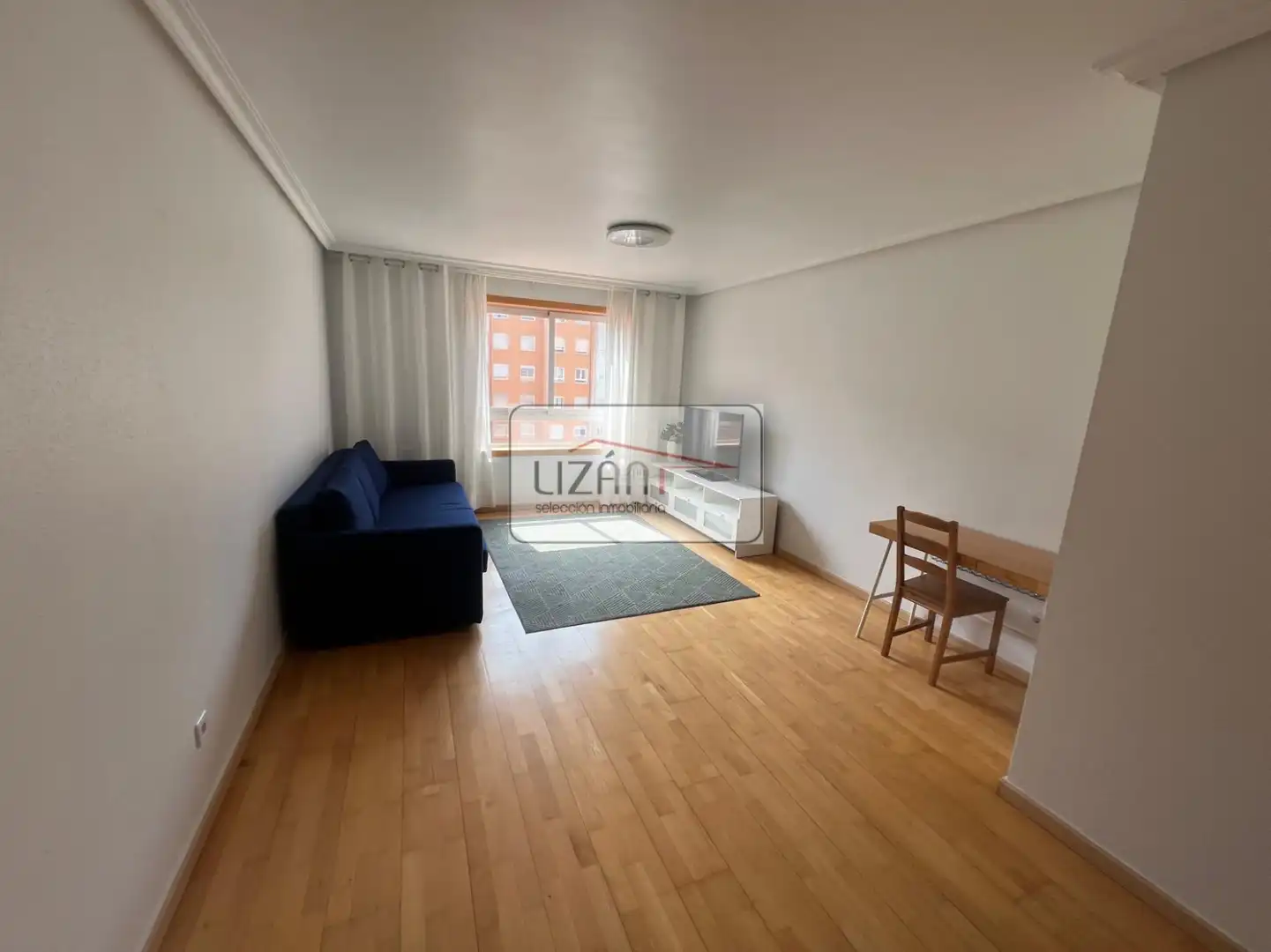 Dormitori de Pis en venda en Oviedo  amb Calefacció i Parquet