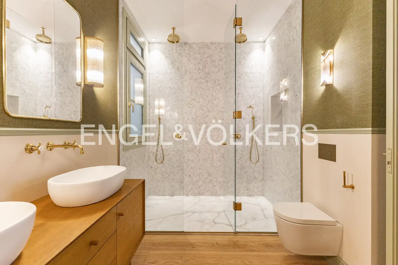 Badezimmer von Wohnung zum Verkauf in Barcelona mit Klimaanlage, Heizung und Parkett