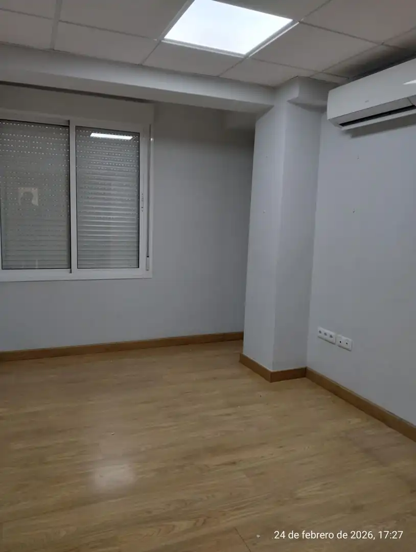 Schlafzimmer von Büro zur Miete in Sevilla mit Klimaanlage