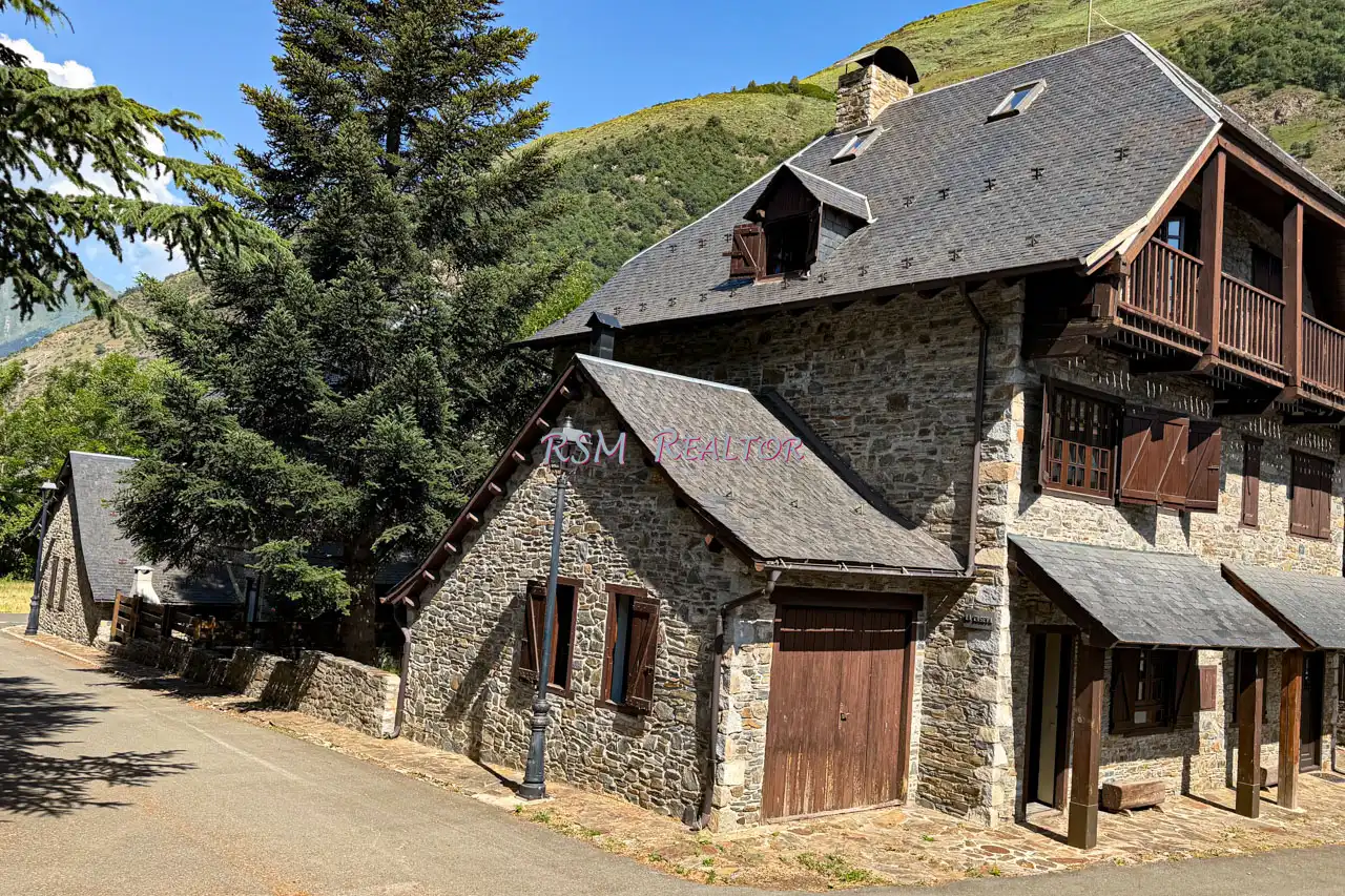 Vista exterior de Casa o xalet en venda en Vielha e Mijaran amb Calefacció, Jardí privat i Parquet