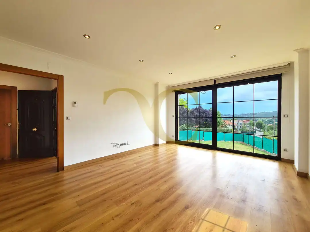 Sala de estar de Casa o chalet en venta en Gijón  con Calefacción, Jardín privado y Balcón