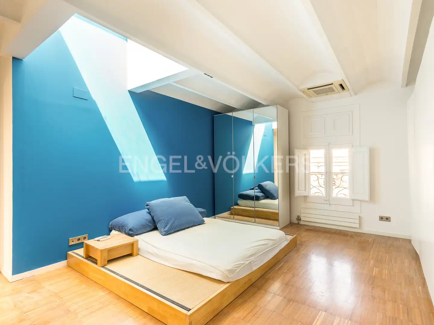 Schlafzimmer von Dachboden zur Miete in Barcelona mit Klimaanlage, Heizung und Parkett