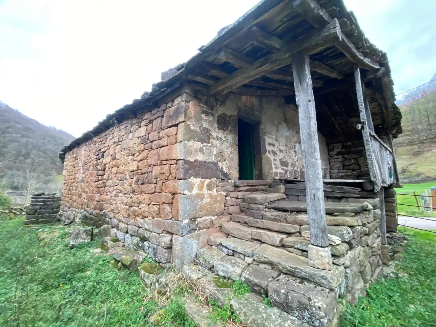 Außenansicht von Einfamilien-Reihenhaus zum Verkauf in Vega de Pas