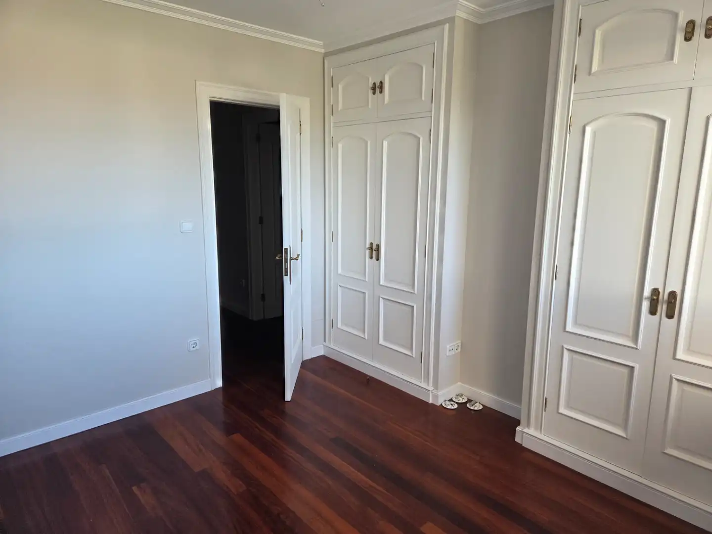 Dormitori de Casa adosada en venda en Vigo  amb Calefacció, Jardí privat i Parquet