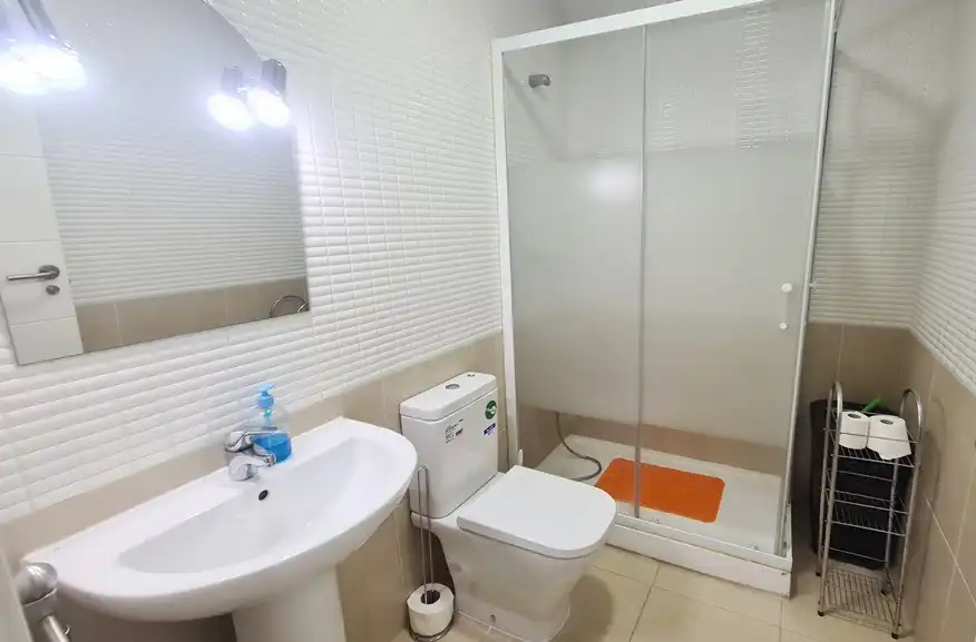 Baño de Apartamento de alquiler en Garrucha con Aire acondicionado, Calefacción y Terraza