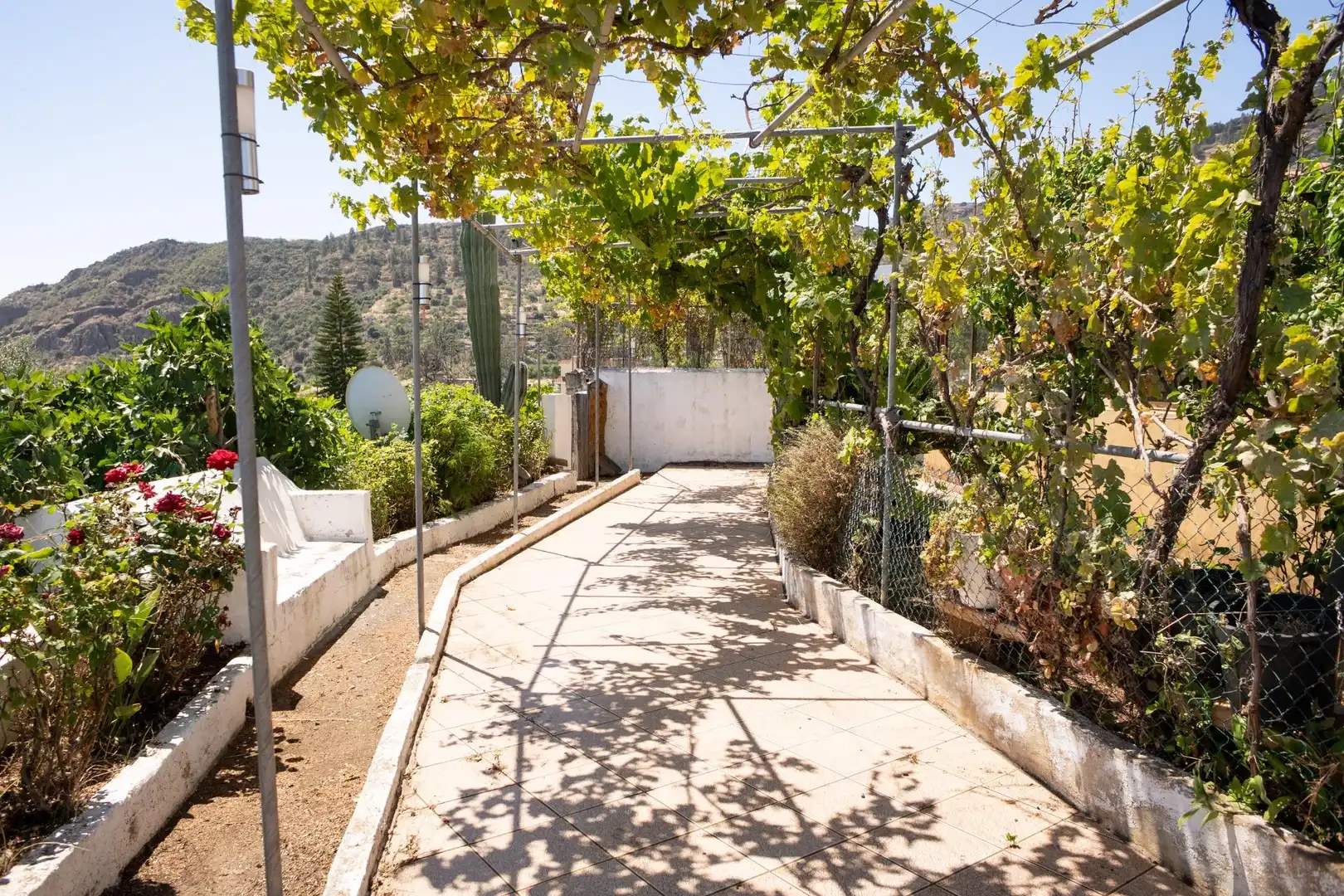 Außenansicht von Einfamilien-Reihenhaus zum Verkauf in Valsequillo de Gran Canaria mit Klimaanlage, Heizung und Privatgarten