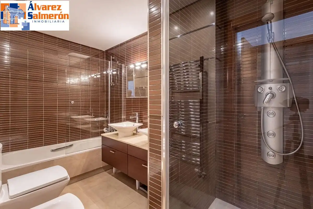 Bathroom of Detached homes for sale in Granada