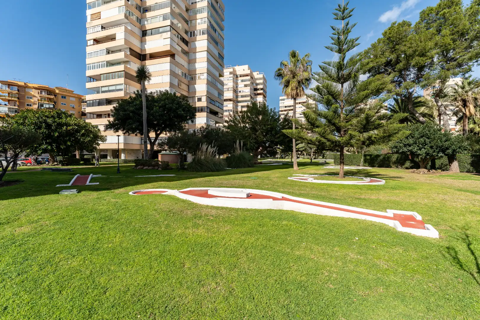 Vista exterior de Casa adosada en venda en Torremolinos amb Aire condicionat, Terrassa i Moblat