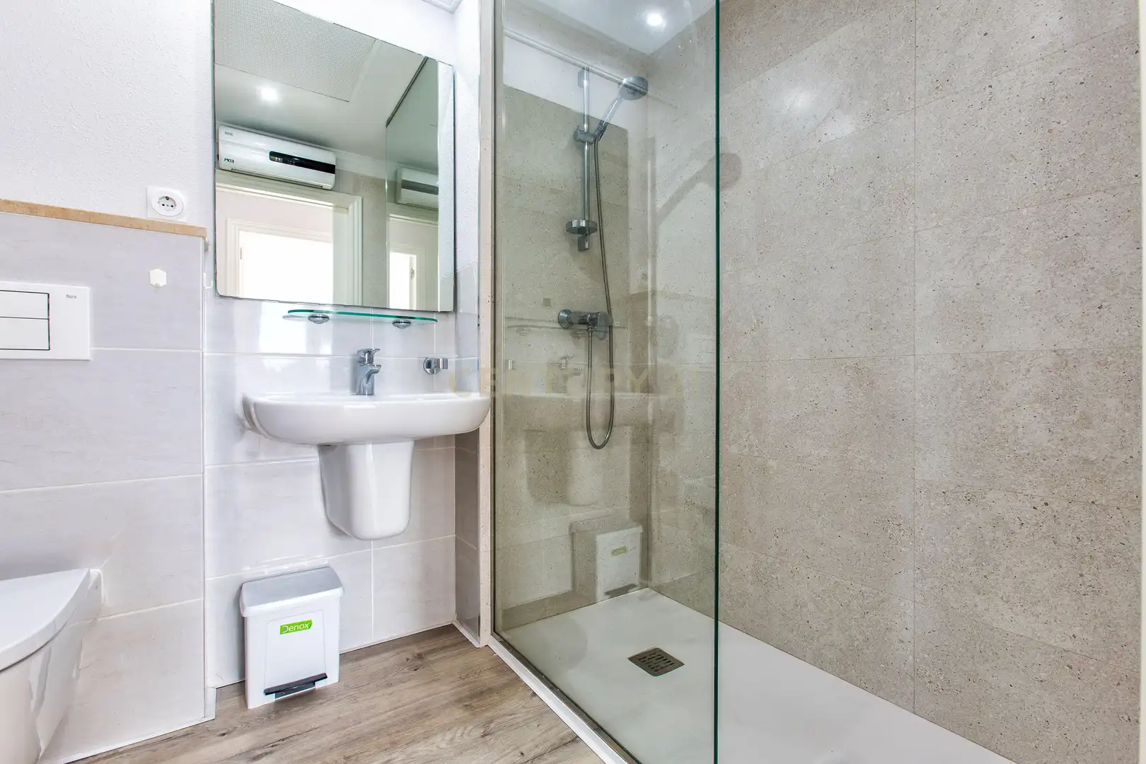 Badezimmer von Einfamilien-Reihenhaus zum Verkauf in Oliva mit Klimaanlage, Privatgarten und Ofen