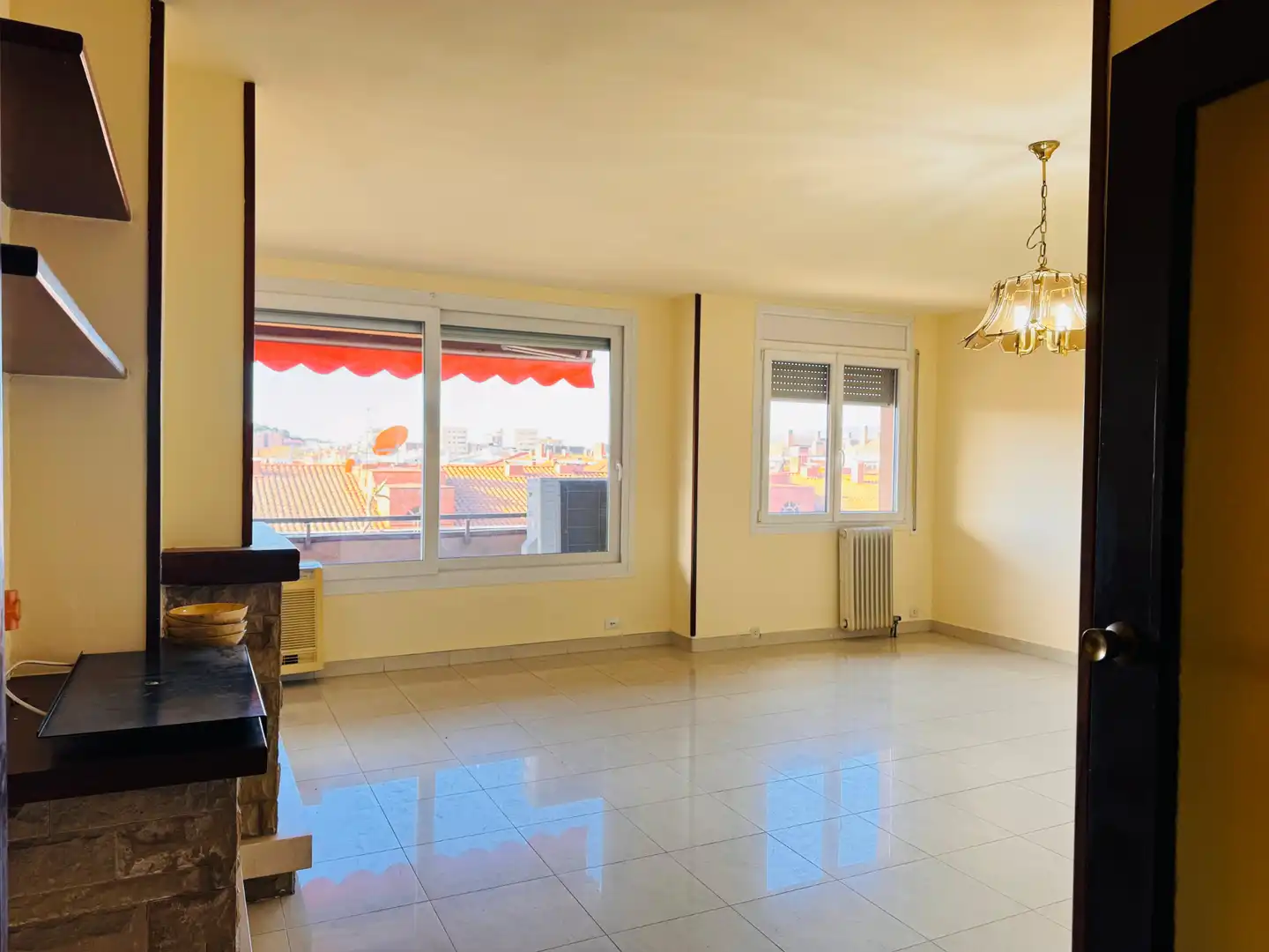 Living room of Flat for sale in Girona  with Air Conditioner, Heating and Terrace