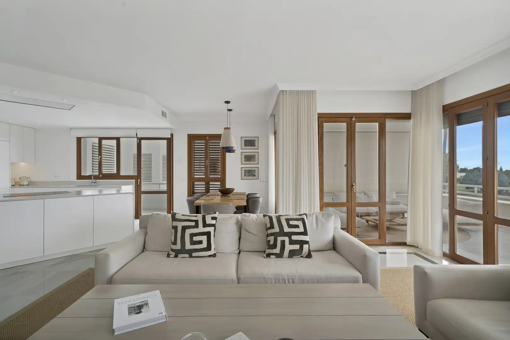 Sala de estar de Apartamento en venta en Marbella con Aire acondicionado, Terraza y Piscina