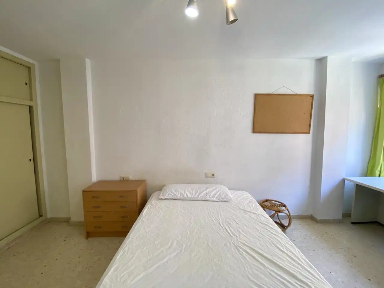 Schlafzimmer von Wohnung zur Miete in Valencia mit Möbliert
