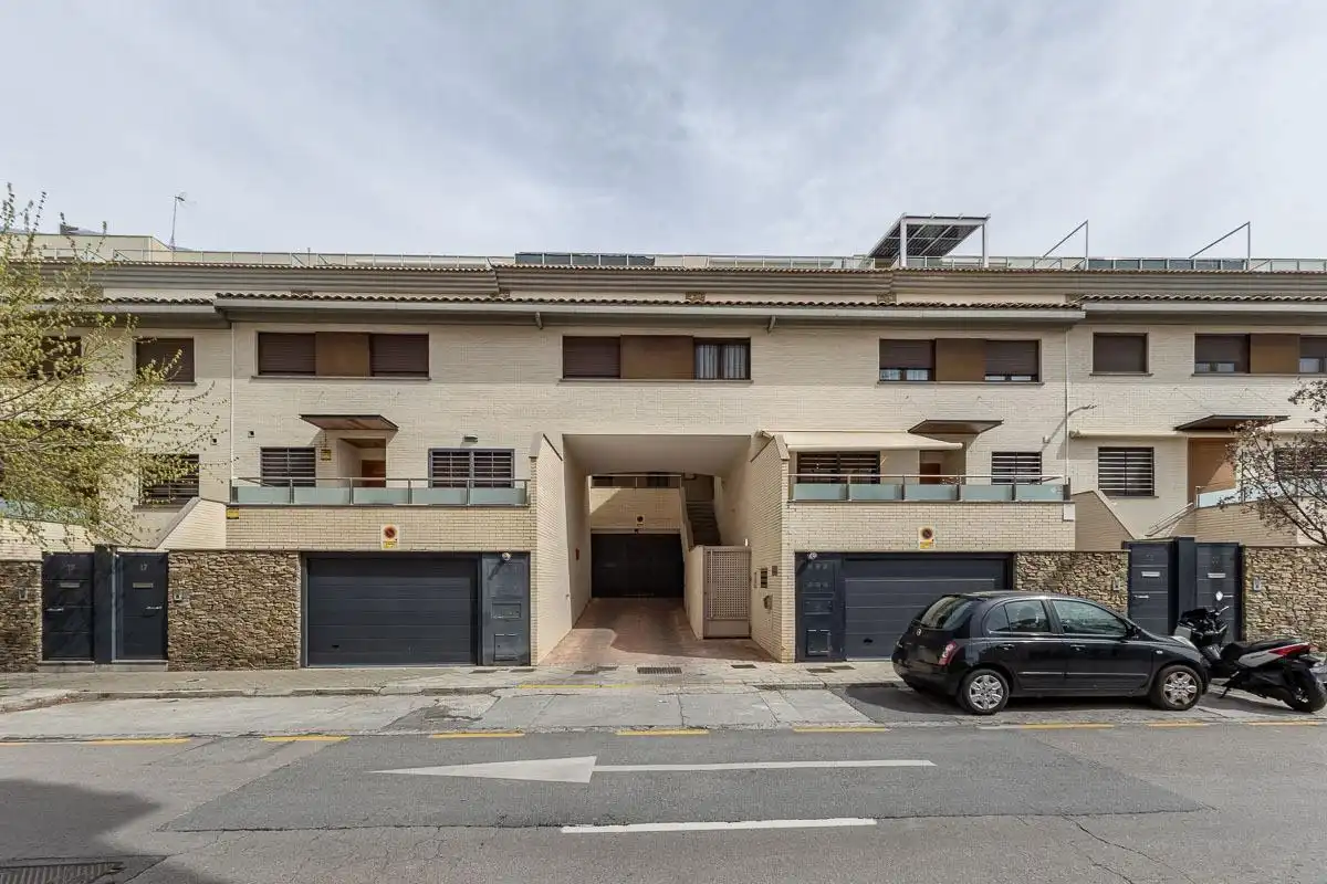 Vista exterior de Casa adosada en venta en Granada con Aire acondicionado, Calefacción y Terraza