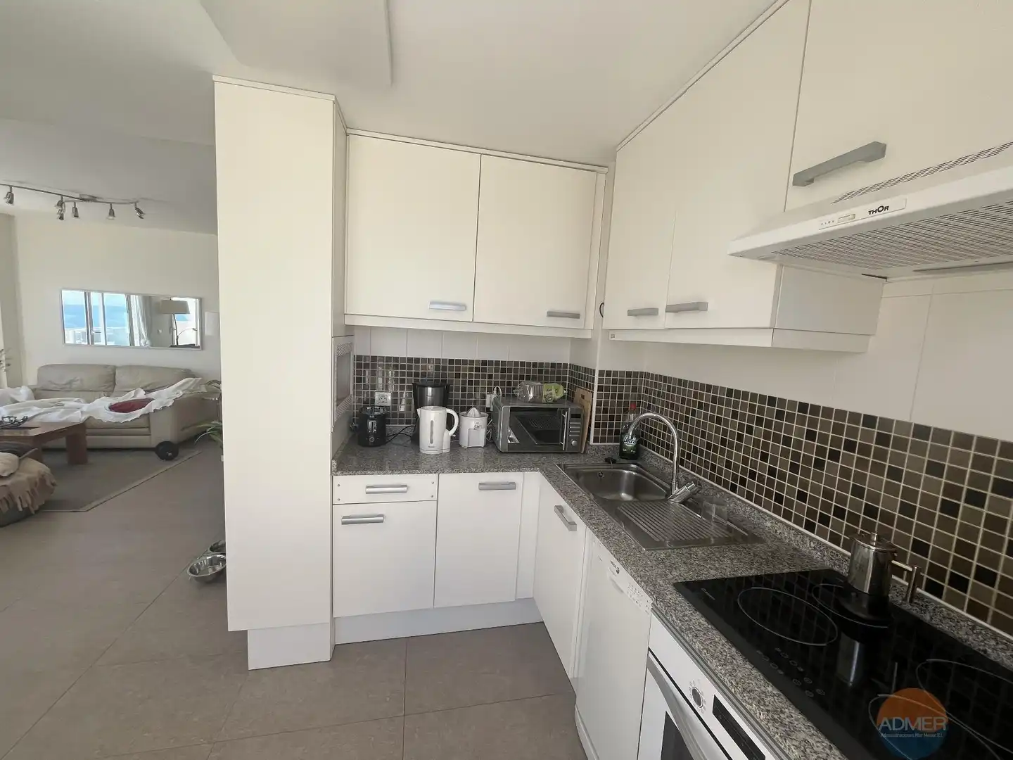 Küche von Wohnung zum Verkauf in La Manga del Mar Menor mit Klimaanlage, Heizung und Terrasse