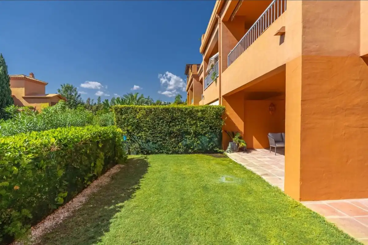 Jardí de Planta baixa en venda en Estepona amb Jardí privat, Traster i Piscina comunitària