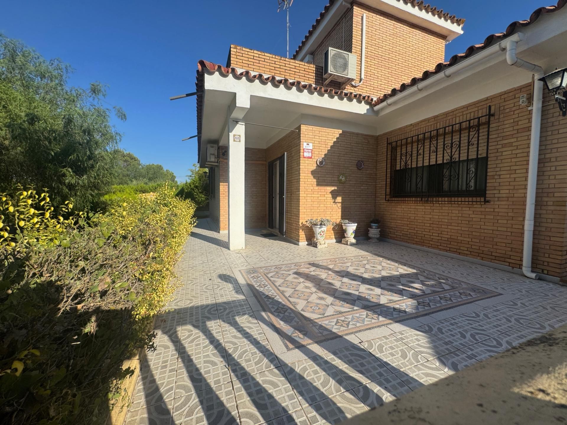 Exterior view of House or chalet for sale in Palomares del Río  with Air Conditioner, Private garden and Terrace