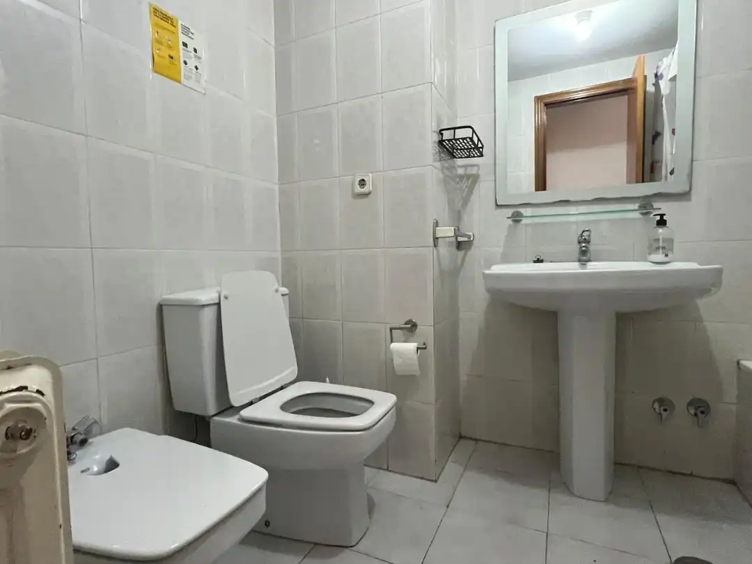 Baño de Piso de alquiler en  Pamplona / Iruña con Calefacción, Terraza y Balcón