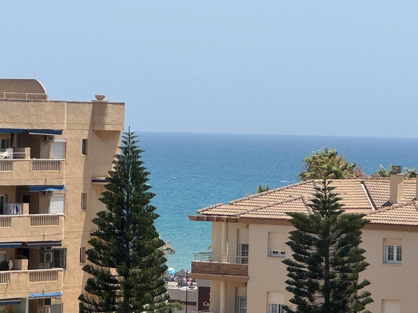 Vista exterior de Apartament en venda en Torremolinos amb Aire condicionat, Jardí privat i Piscina comunitària