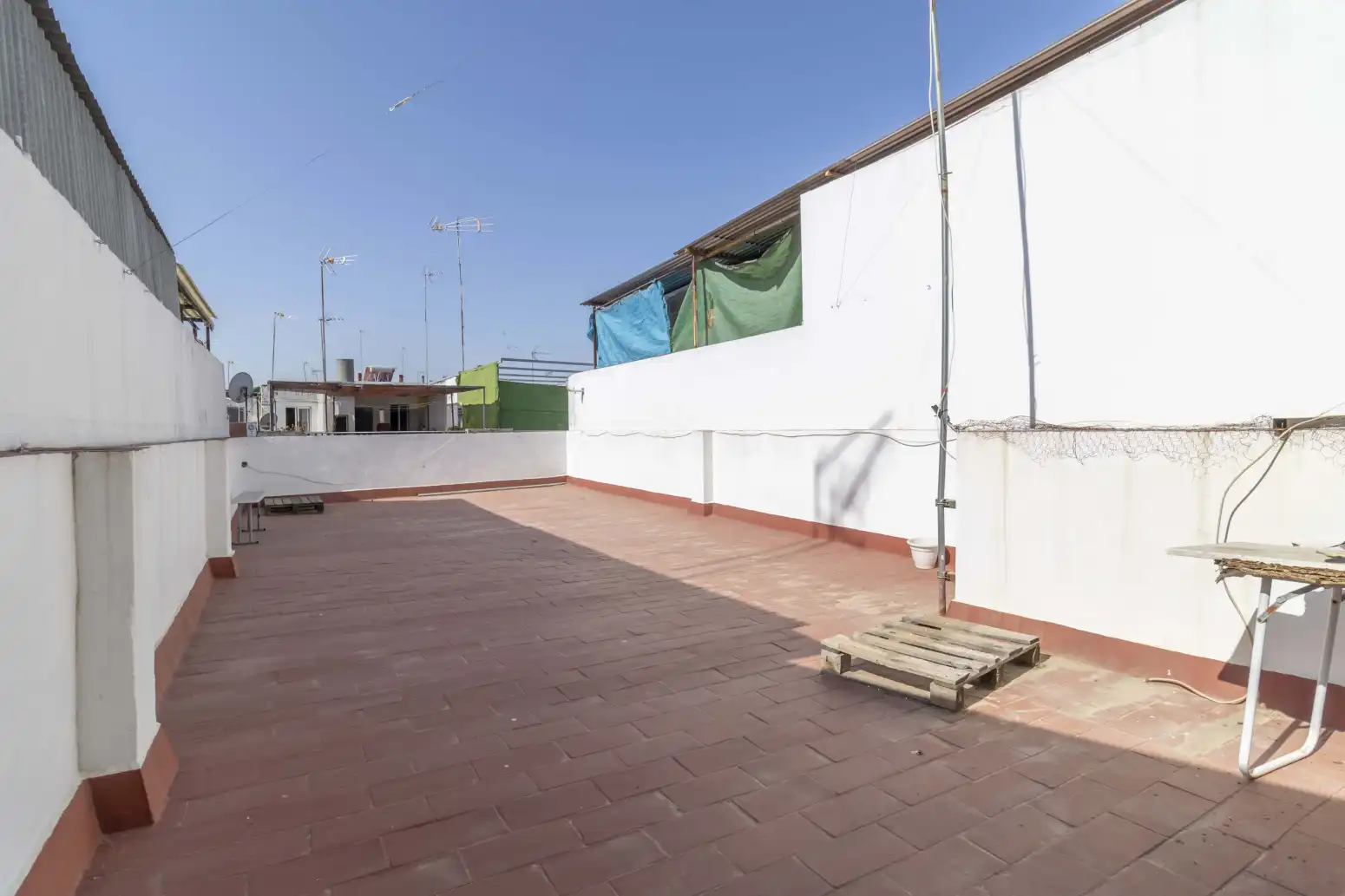 Terrasse von Einfamilien-Reihenhaus zum Verkauf in Sevilla mit Terrasse, Abstellraum und Balkon