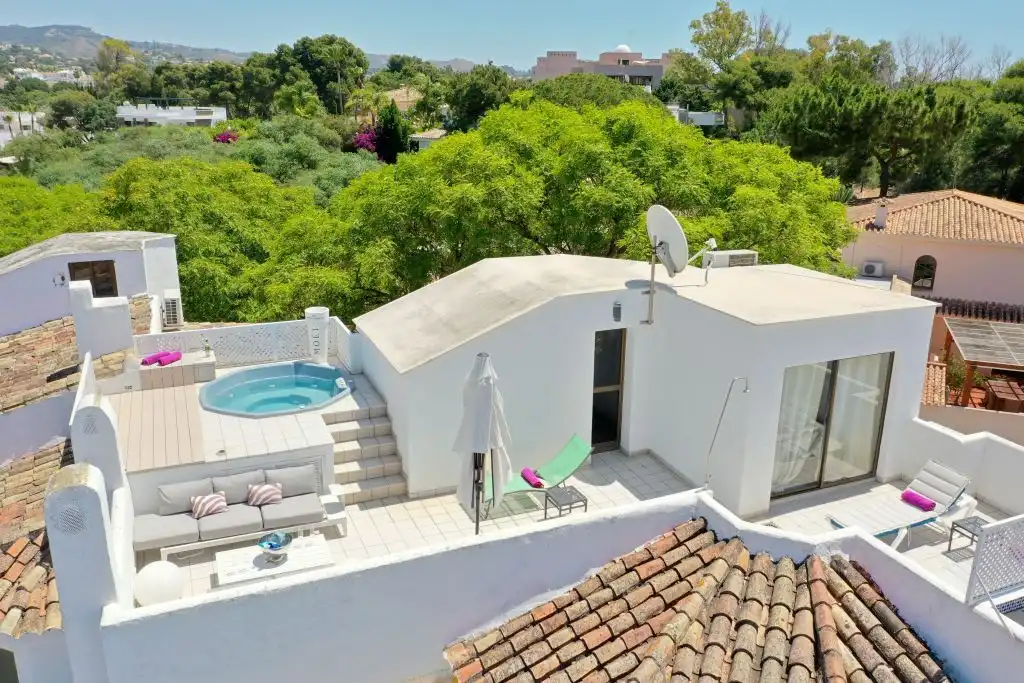 Vista exterior de Ático en venta en Marbella con Aire acondicionado, Calefacción y Terraza