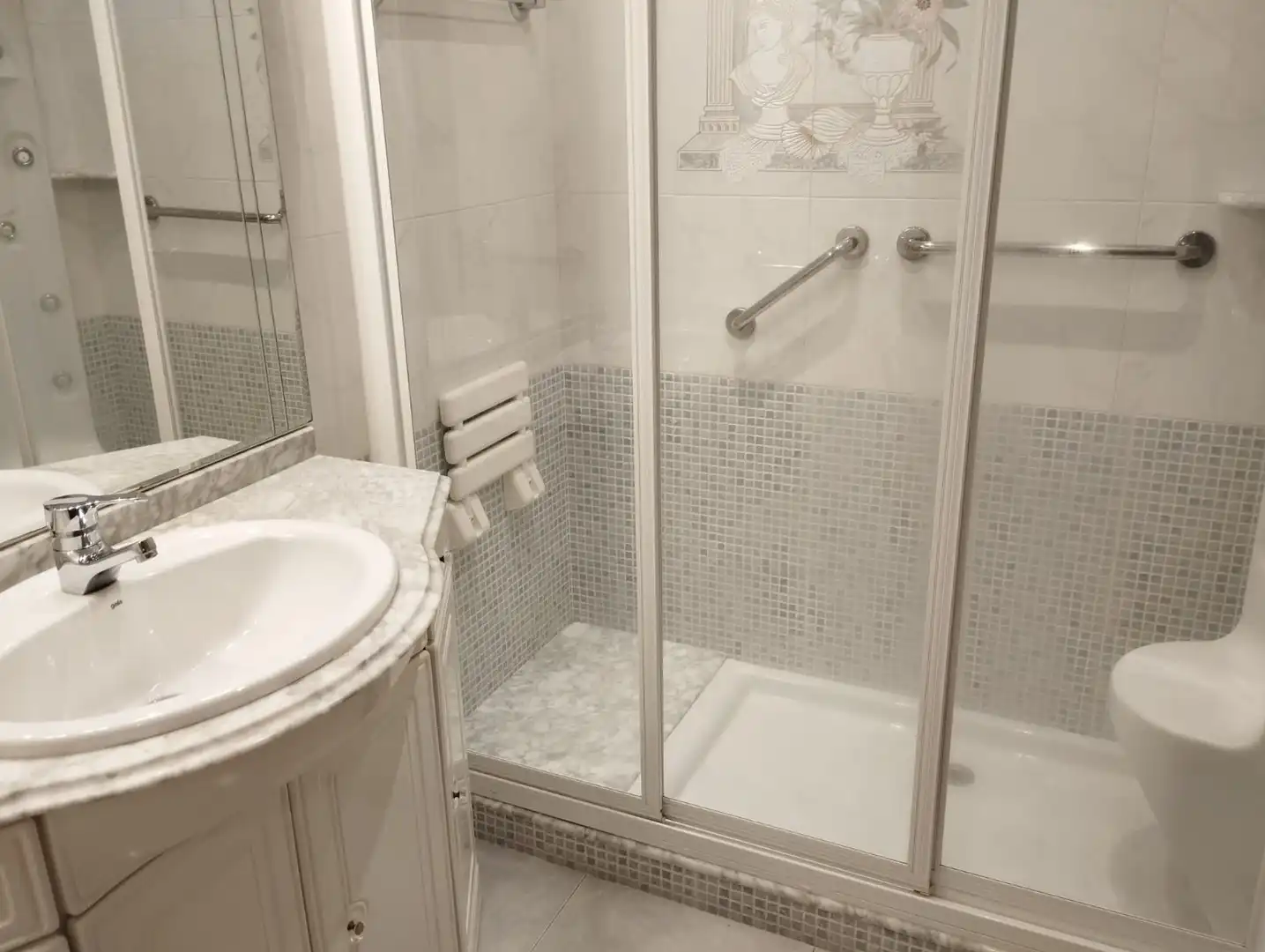 Bathroom of Flat for rent in Santiago de Compostela   with Heating, Furnished and Oven