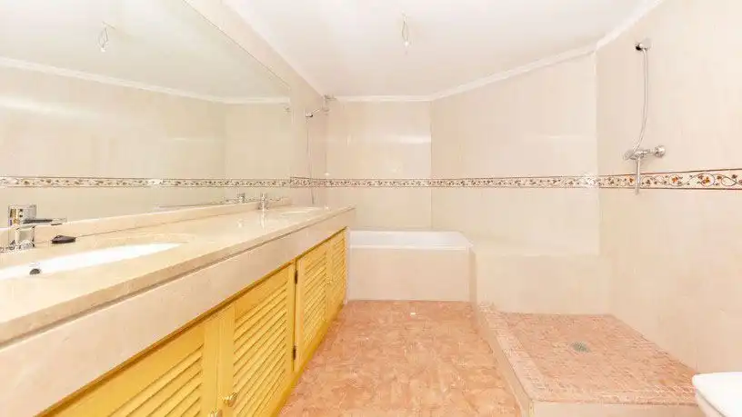 Baño de Casa o chalet en venta en Benahavís con Aire acondicionado, Calefacción y Jardín privado