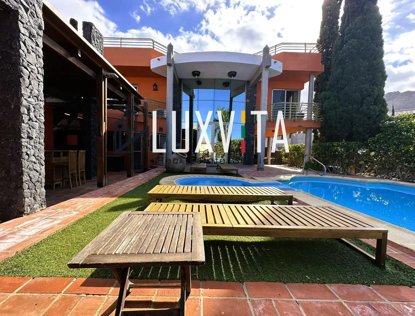 Vista exterior de Casa o xalet en venda en Adeje amb Aire condicionat, Calefacció i Jardí privat