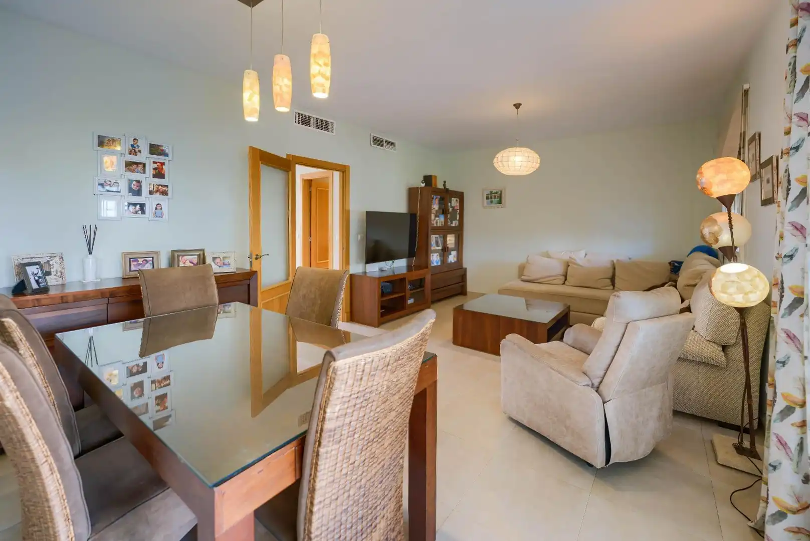 Sala de estar de Casa adosada en venta en Bormujos con Aire acondicionado, Jardín privado y Terraza